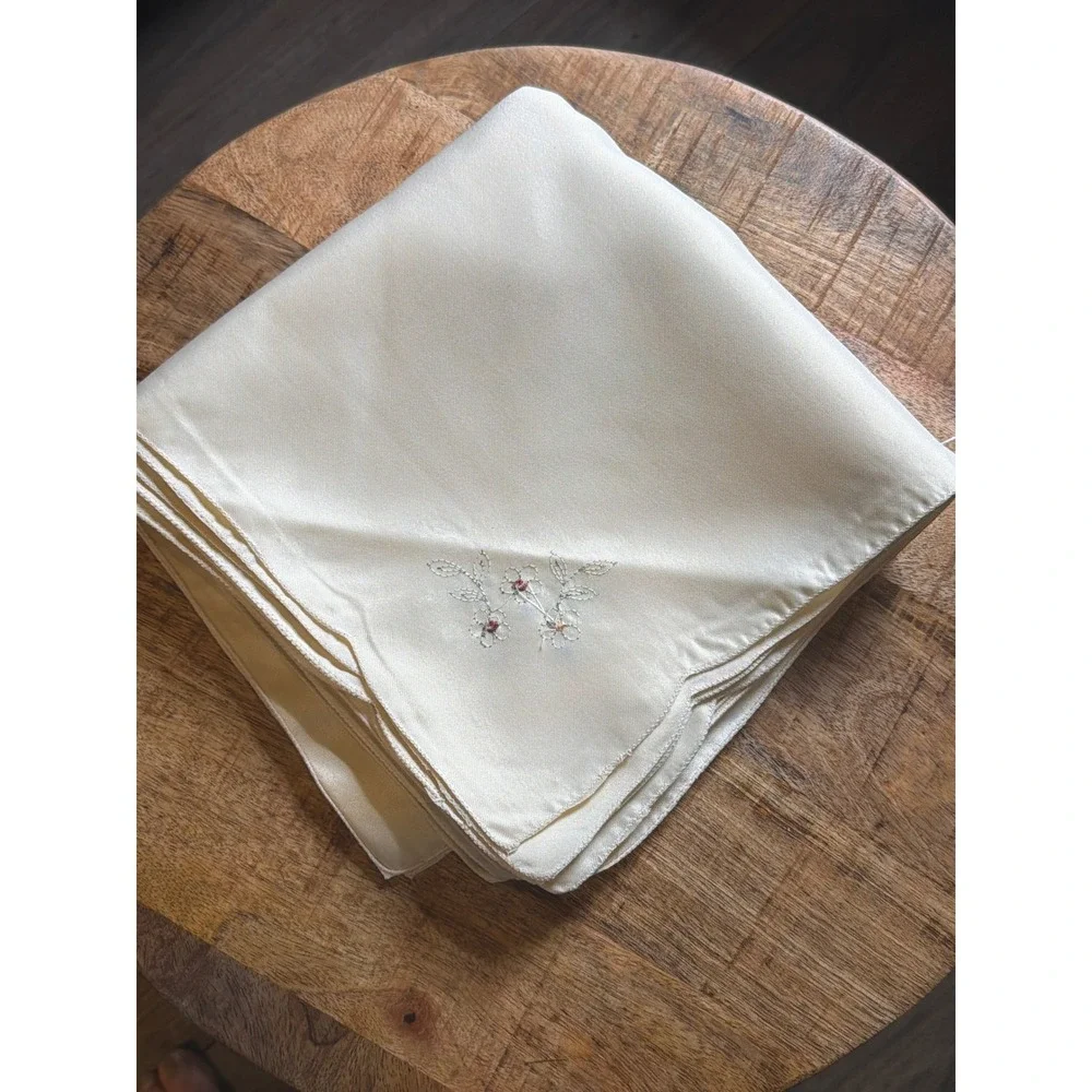 Vintage Cream Linen Dinner Napkins Set of 8 Embroidered Scalloped Edge NOS New